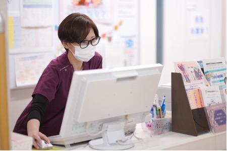 受付で対応する医療スタッフ