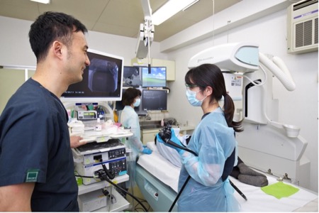 内視鏡室で検査を行う医療スタッフ